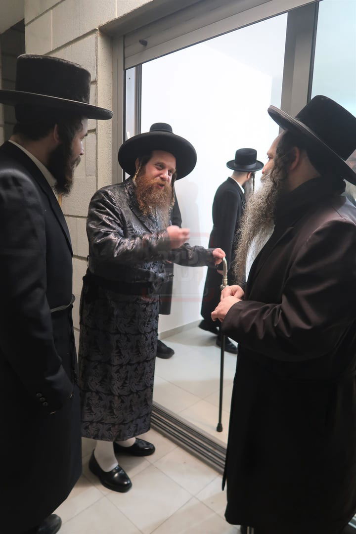 קביעת מזוזות לישיבת נועם ישראל מיאלען