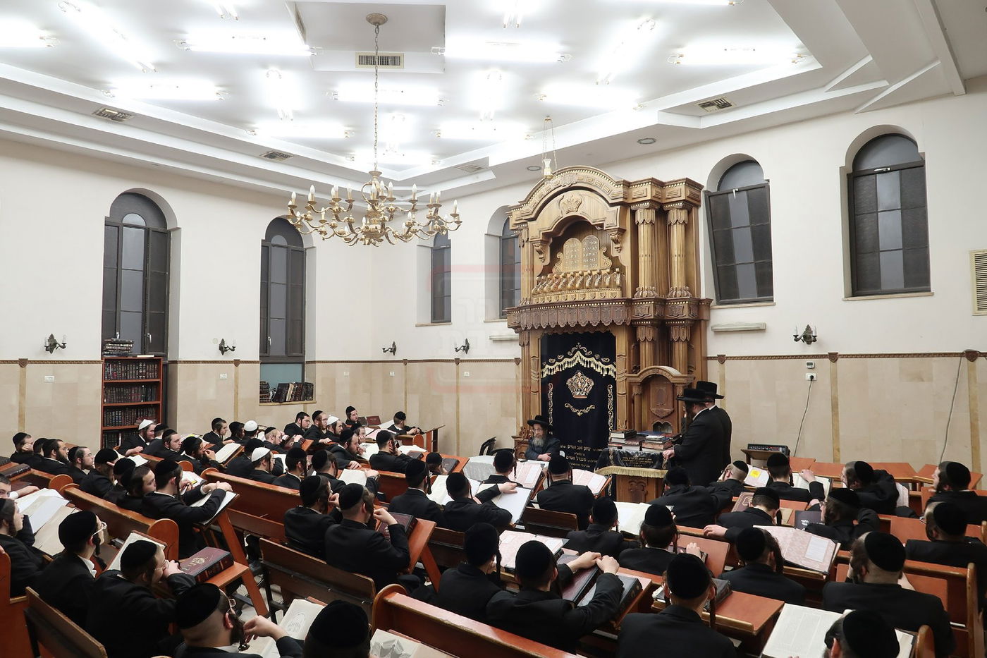 האדמו"ר מקרעטשניף סיגעט בשיחה בישיבת 'חכמת התורה'