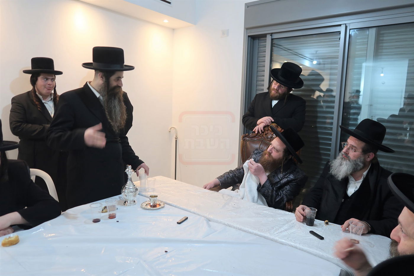 קביעת מזוזות לישיבת נועם ישראל מיאלען