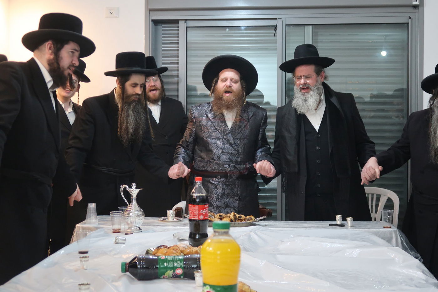 קביעת מזוזות לישיבת נועם ישראל מיאלען