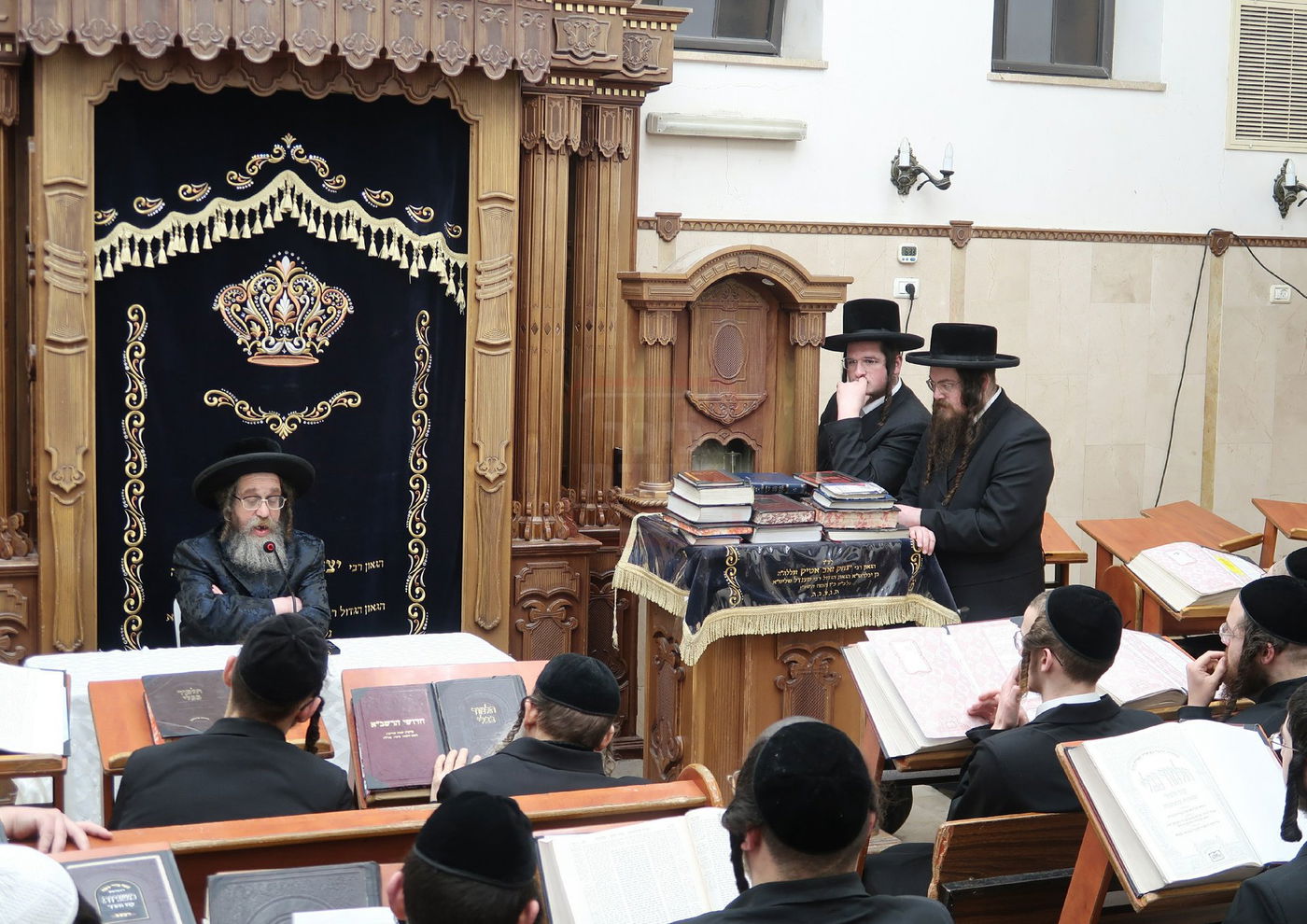 האדמו"ר מקרעטשניף סיגעט בשיחה בישיבת 'חכמת התורה'