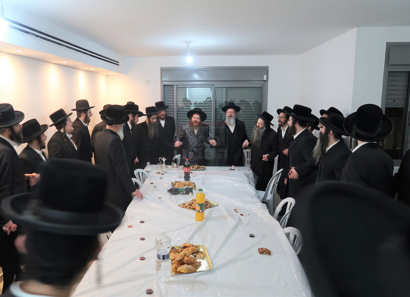 קביעת מזוזות לישיבת נועם ישראל מיאלען