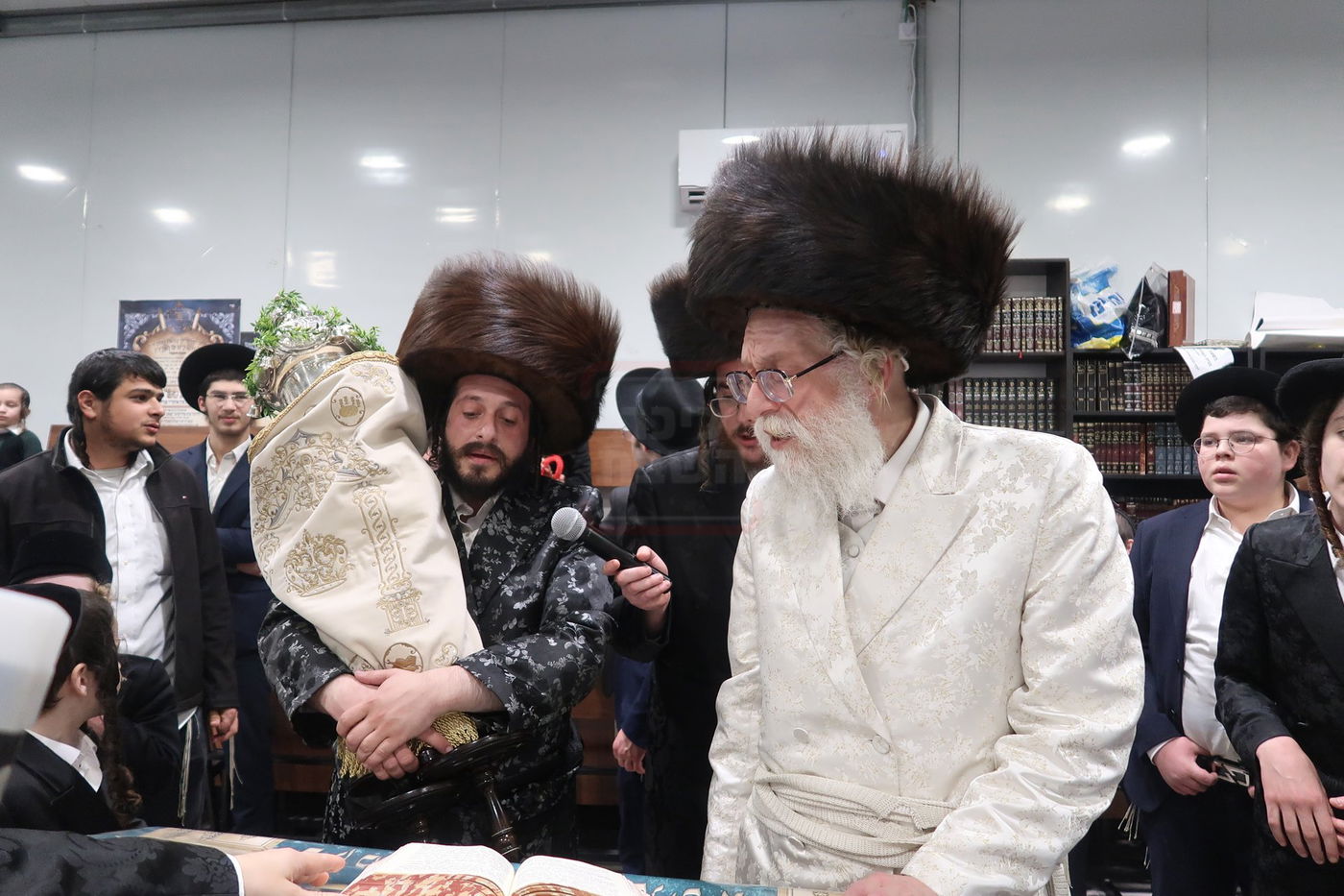 הכנסת ספר תורה לביהמ"ד שאץ דרוהביטש