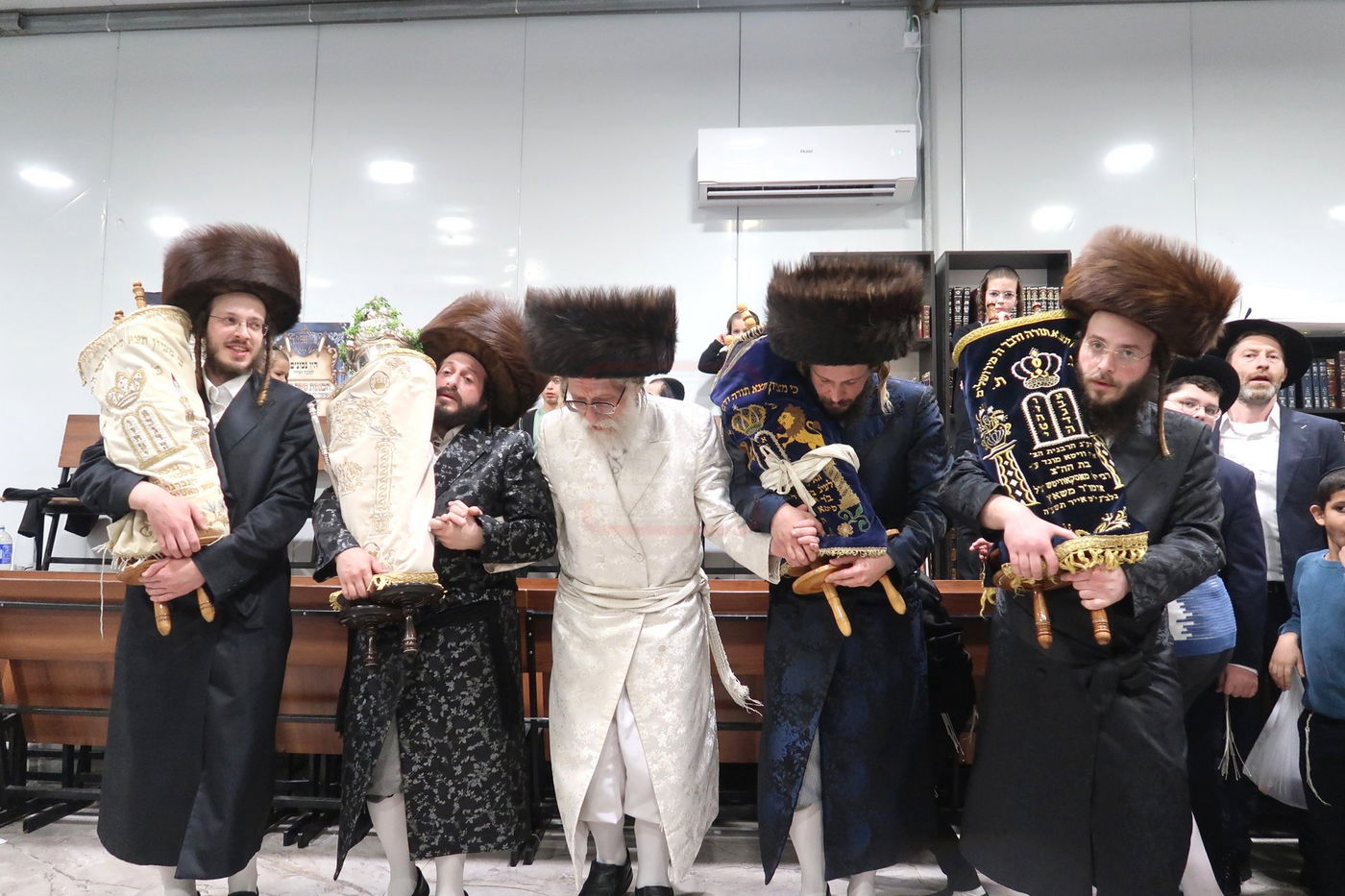 הכנסת ספר תורה לביהמ"ד שאץ דרוהביטש