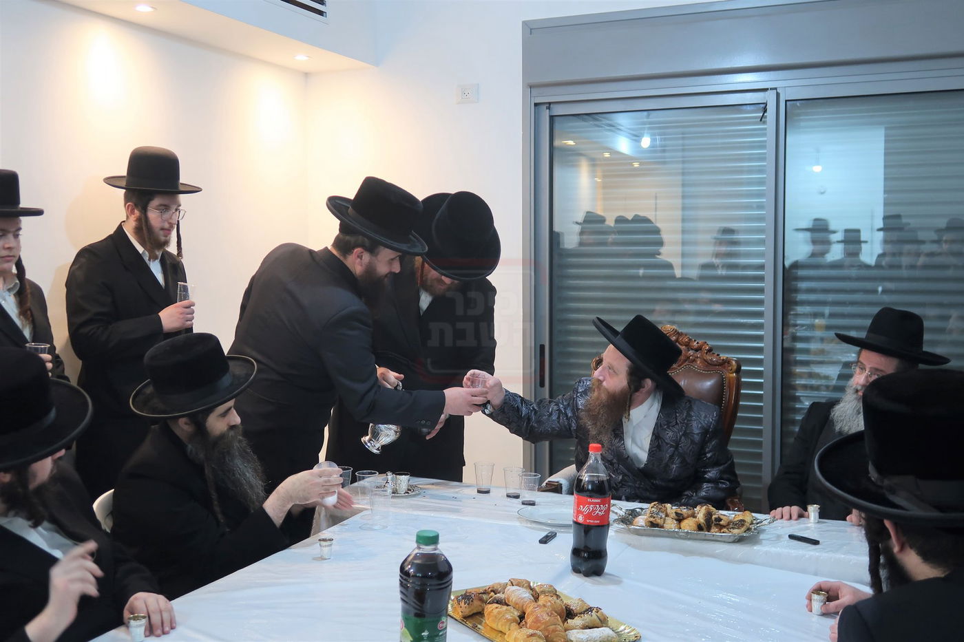 קביעת מזוזות לישיבת נועם ישראל מיאלען