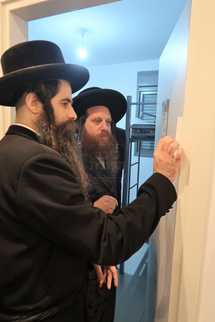 קביעת מזוזות לישיבת נועם ישראל מיאלען