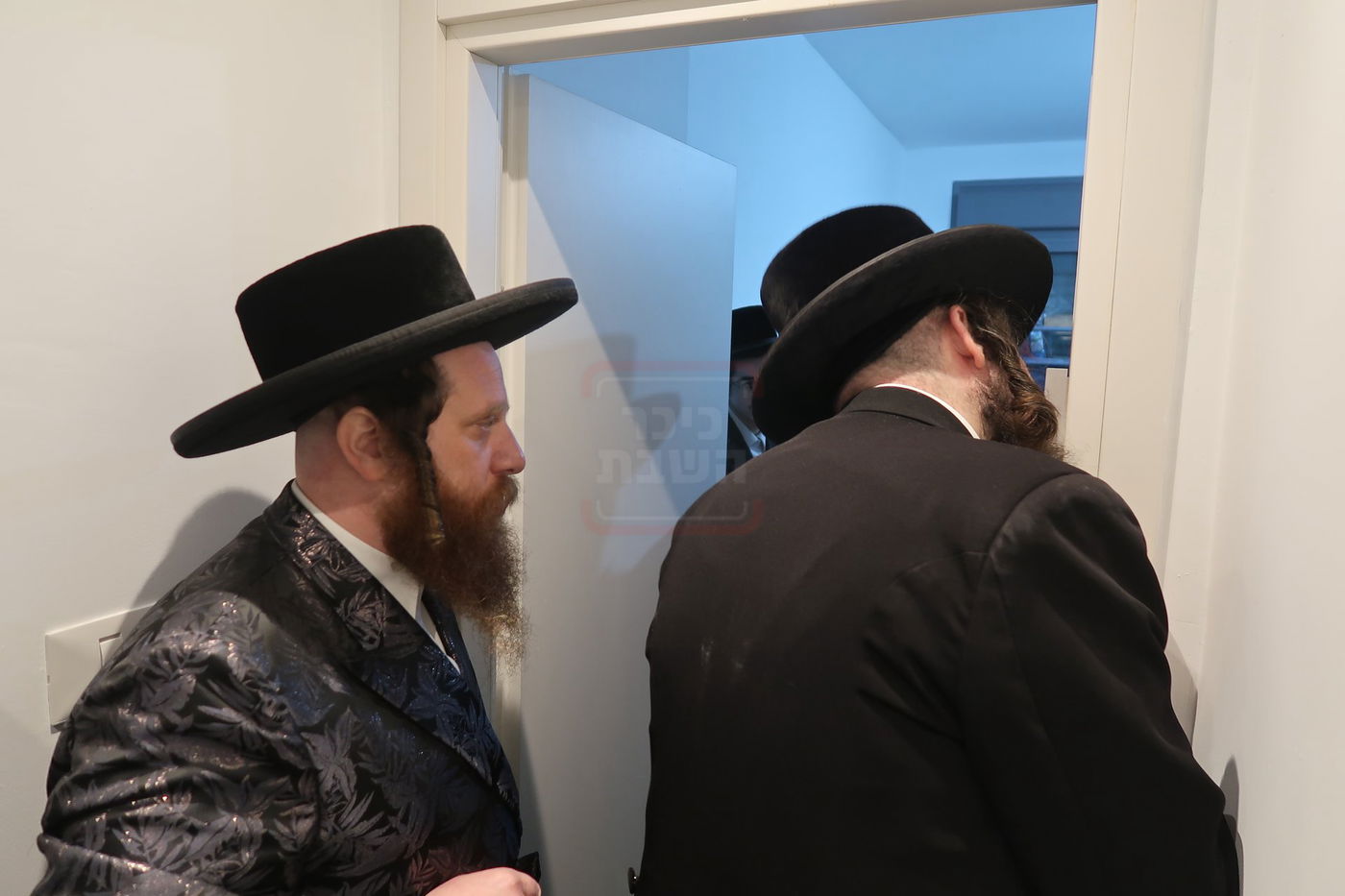 קביעת מזוזות לישיבת נועם ישראל מיאלען