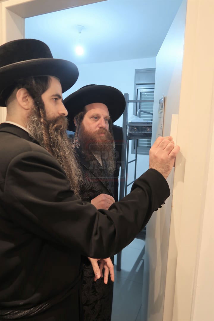 קביעת מזוזות לישיבת נועם ישראל מיאלען