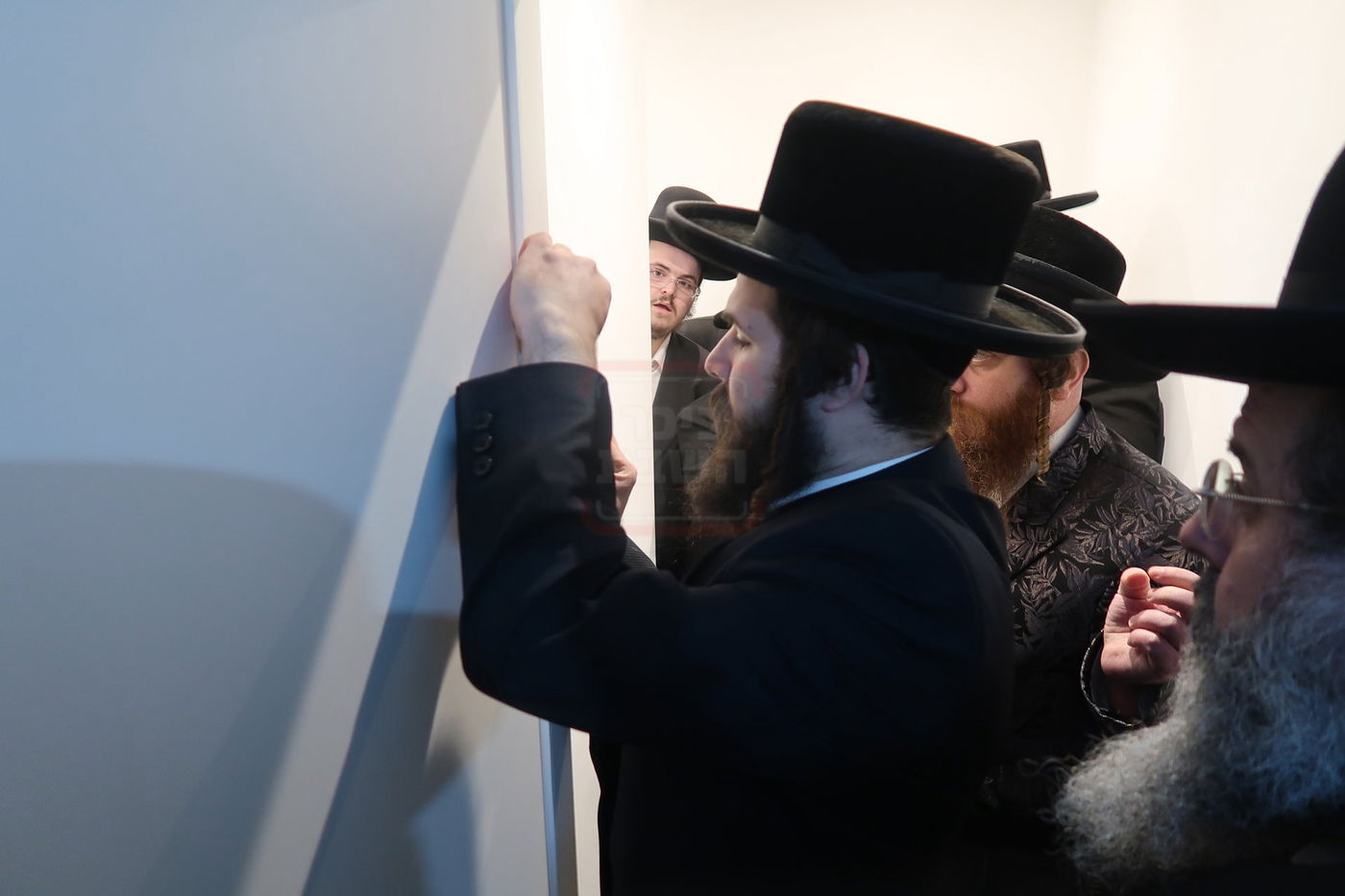 קביעת מזוזות לישיבת נועם ישראל מיאלען