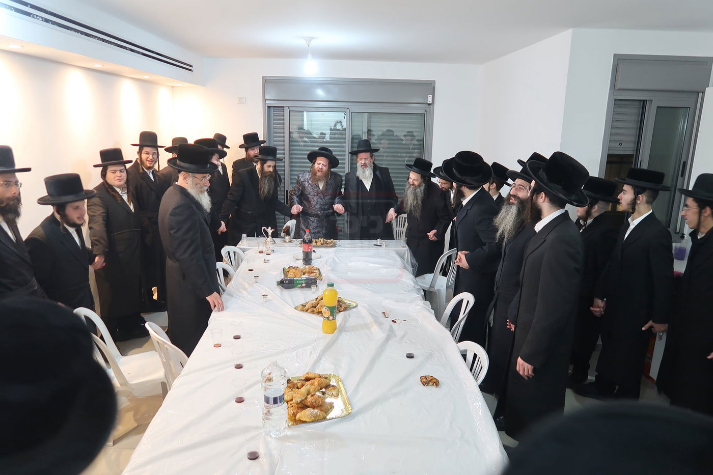 קביעת מזוזות לישיבת נועם ישראל מיאלען