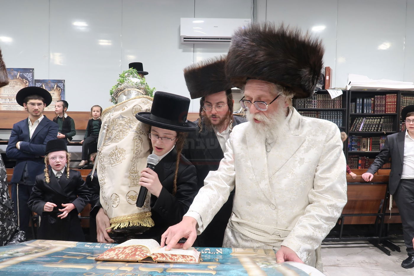 הכנסת ספר תורה לביהמ"ד שאץ דרוהביטש