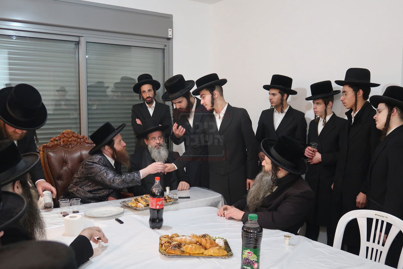 קביעת מזוזות לישיבת נועם ישראל מיאלען