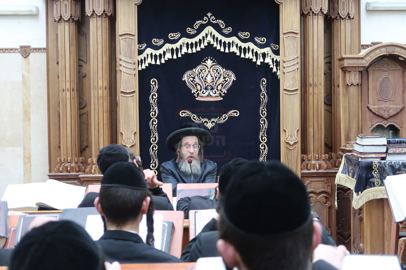 האדמו"ר מקרעטשניף סיגעט בשיחה בישיבת 'חכמת התורה'