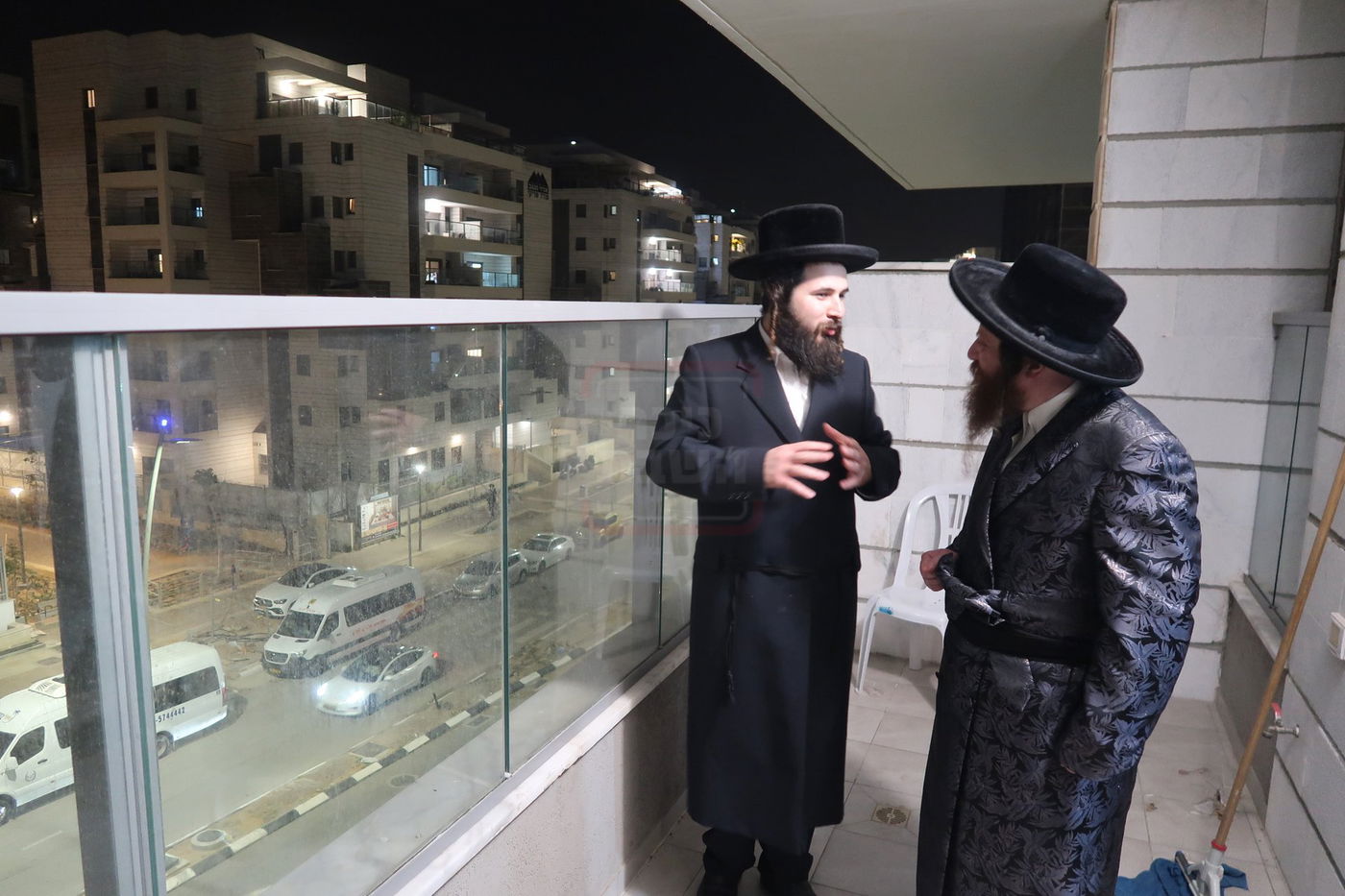 קביעת מזוזות לישיבת נועם ישראל מיאלען