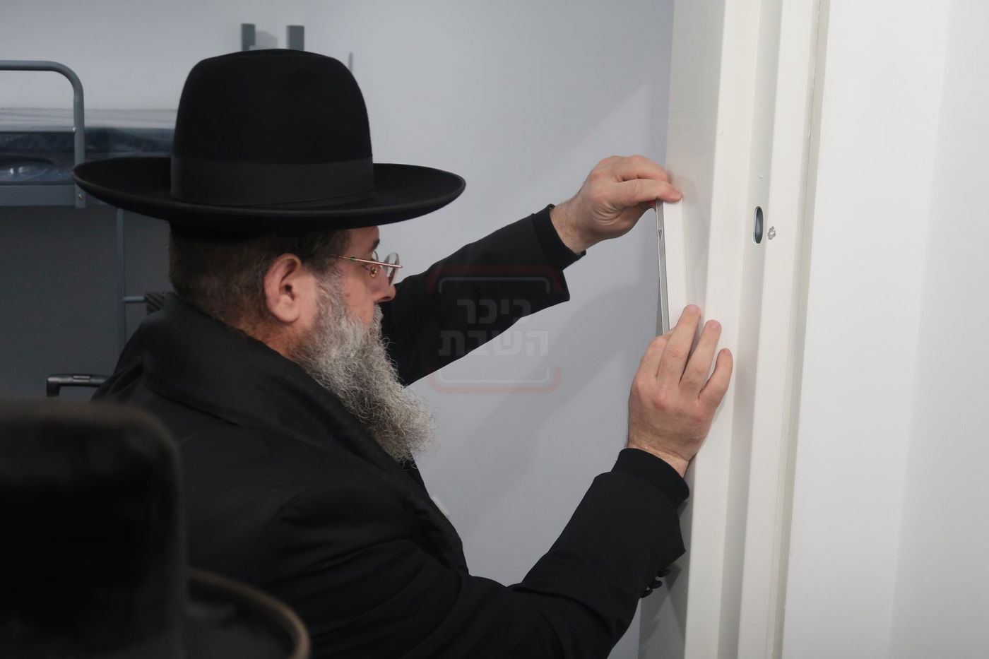 קביעת מזוזות לישיבת נועם ישראל מיאלען