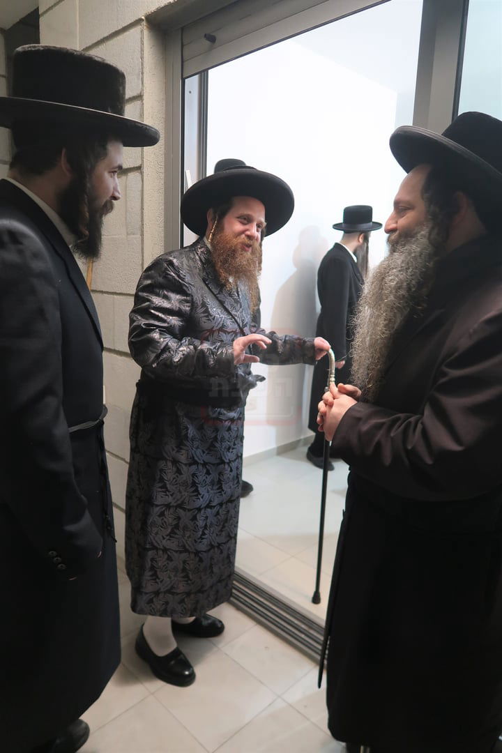 קביעת מזוזות לישיבת נועם ישראל מיאלען