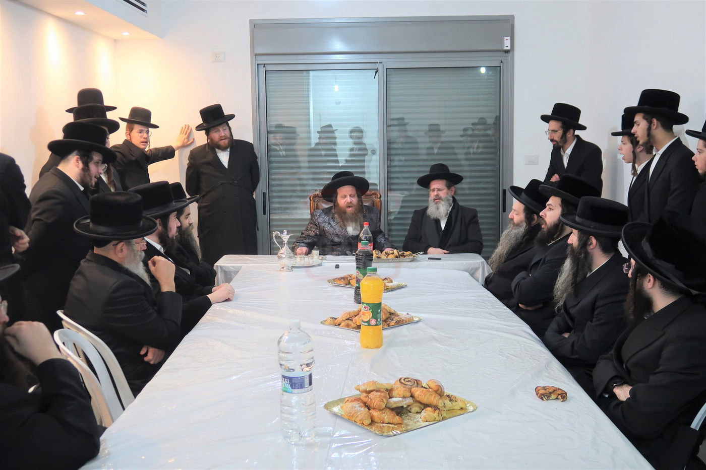 קביעת מזוזות לישיבת נועם ישראל מיאלען