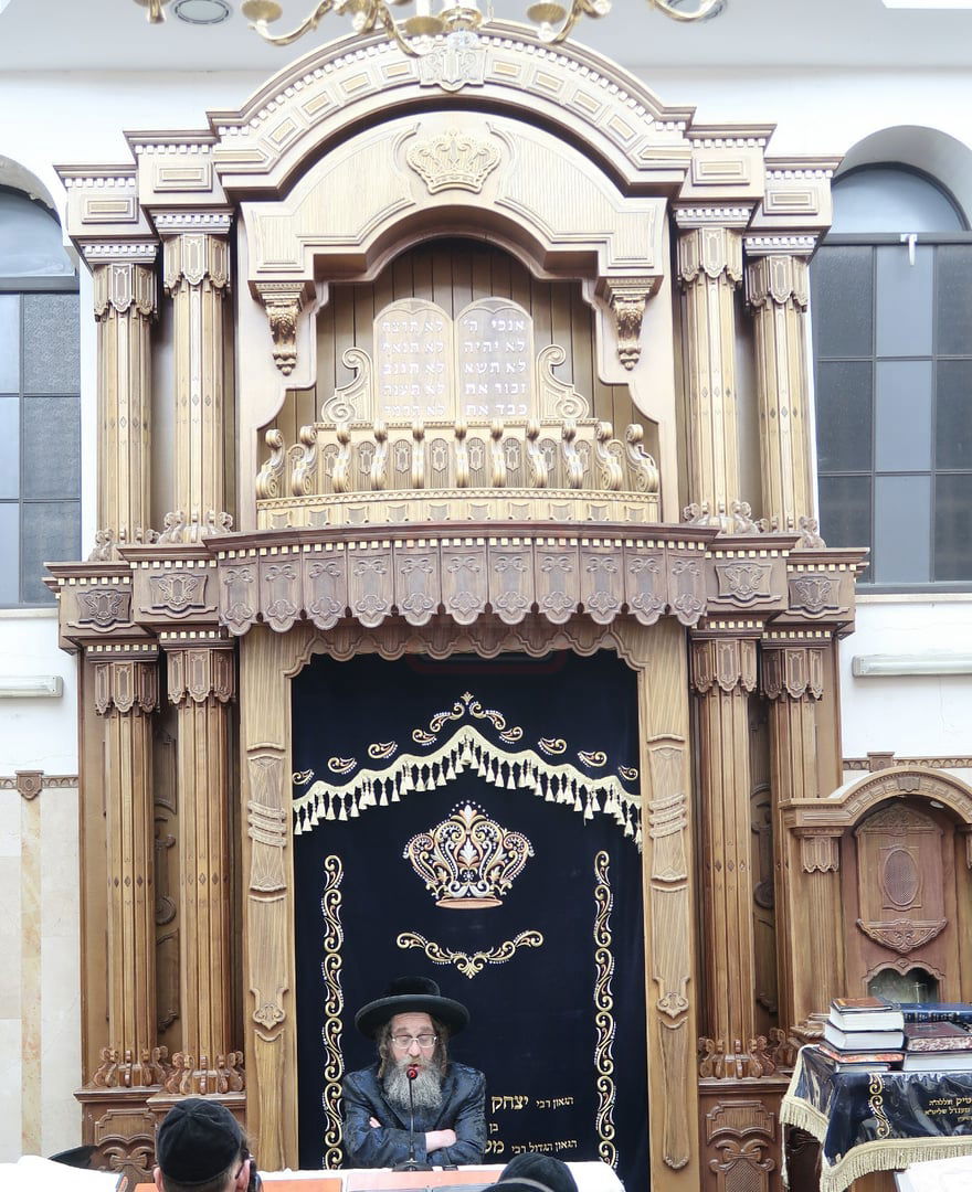 האדמו"ר מקרעטשניף סיגעט בשיחה בישיבת 'חכמת התורה'