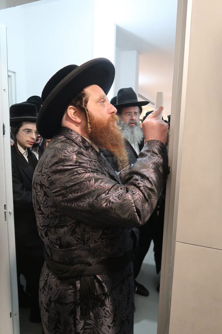 קביעת מזוזות לישיבת נועם ישראל מיאלען