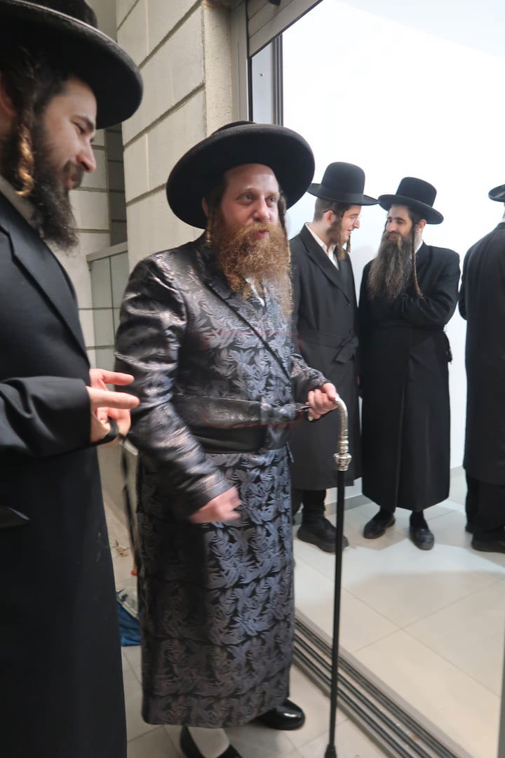 קביעת מזוזות לישיבת נועם ישראל מיאלען