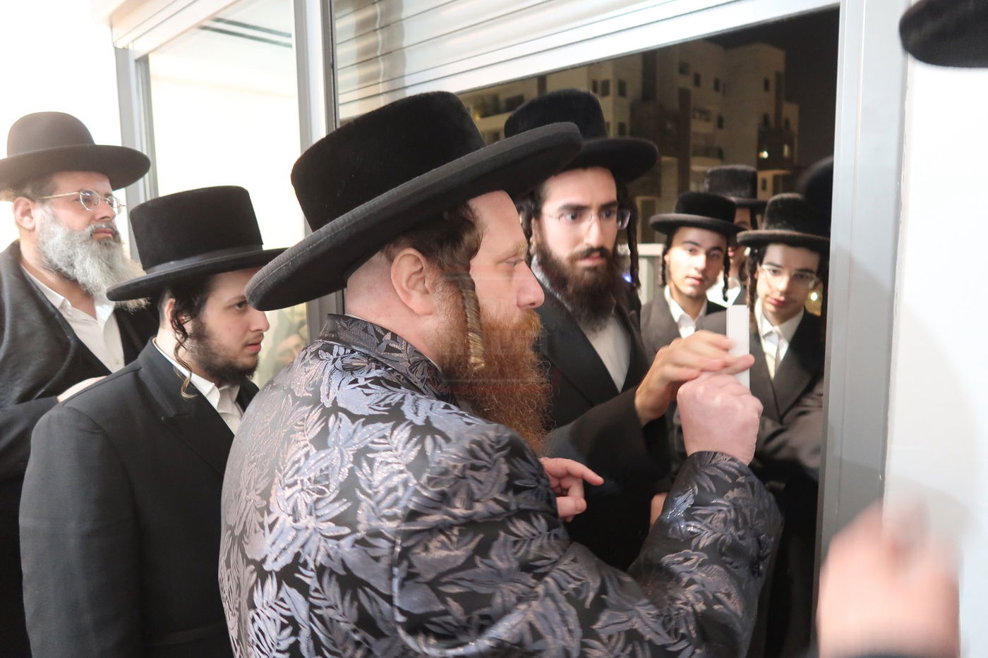 קביעת מזוזות לישיבת נועם ישראל מיאלען