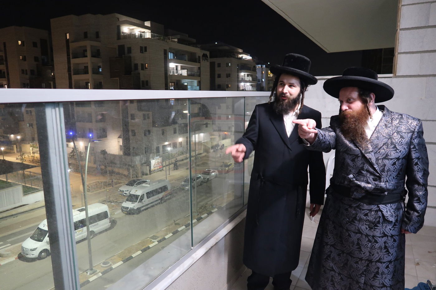 קביעת מזוזות לישיבת נועם ישראל מיאלען