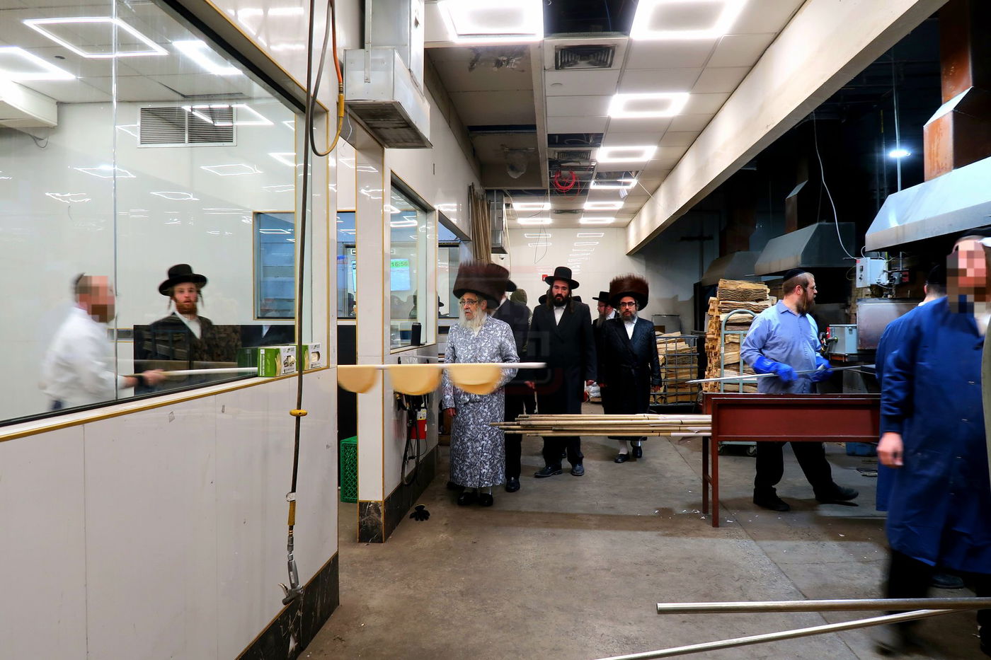 האדמו"ר מסאטמר בביקור במאפיית המצות