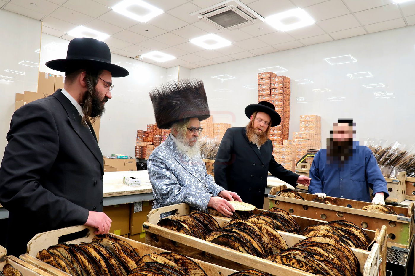 האדמו"ר מסאטמר בביקור במאפיית המצות