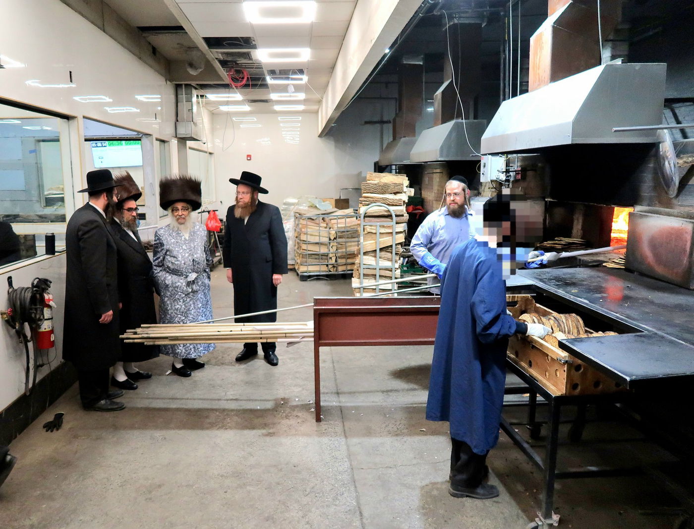 האדמו"ר מסאטמר בביקור במאפיית המצות