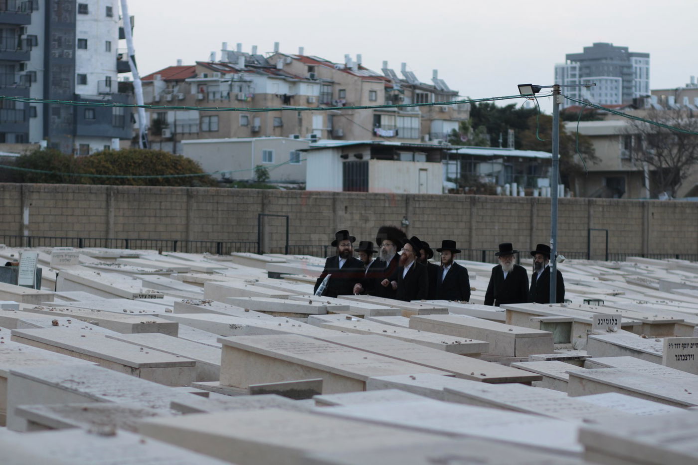 האדמו"ר מויז'ניץ לונדון בבית העלמין בויז'ניץ