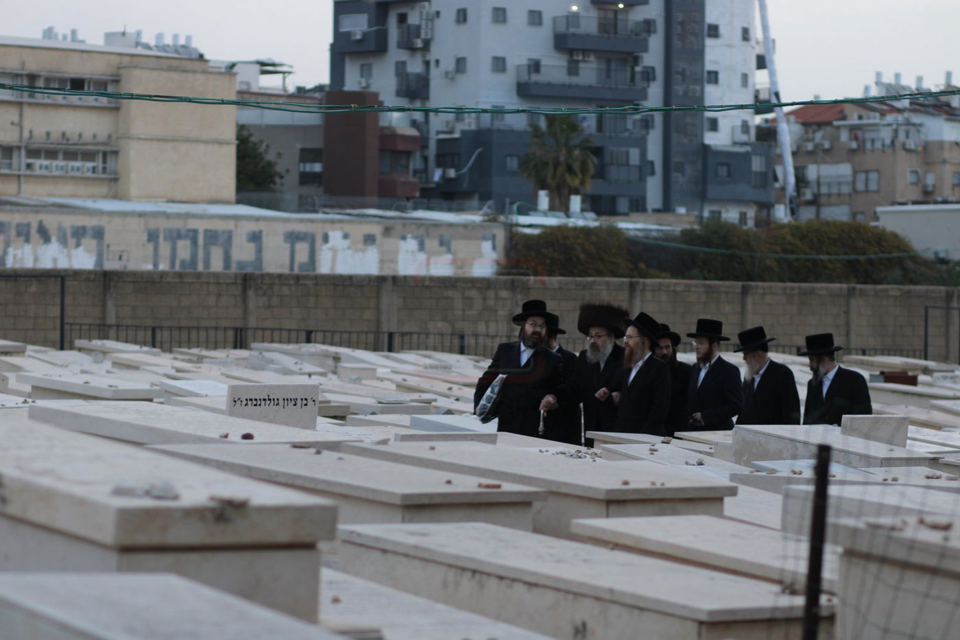 האדמו"ר מויז'ניץ לונדון בבית העלמין בויז'ניץ