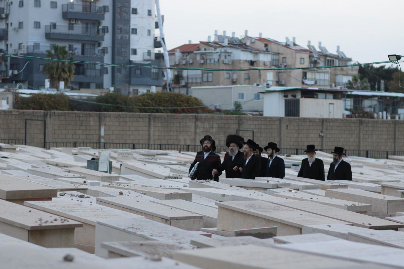 האדמו"ר מויז'ניץ לונדון בבית העלמין בויז'ניץ