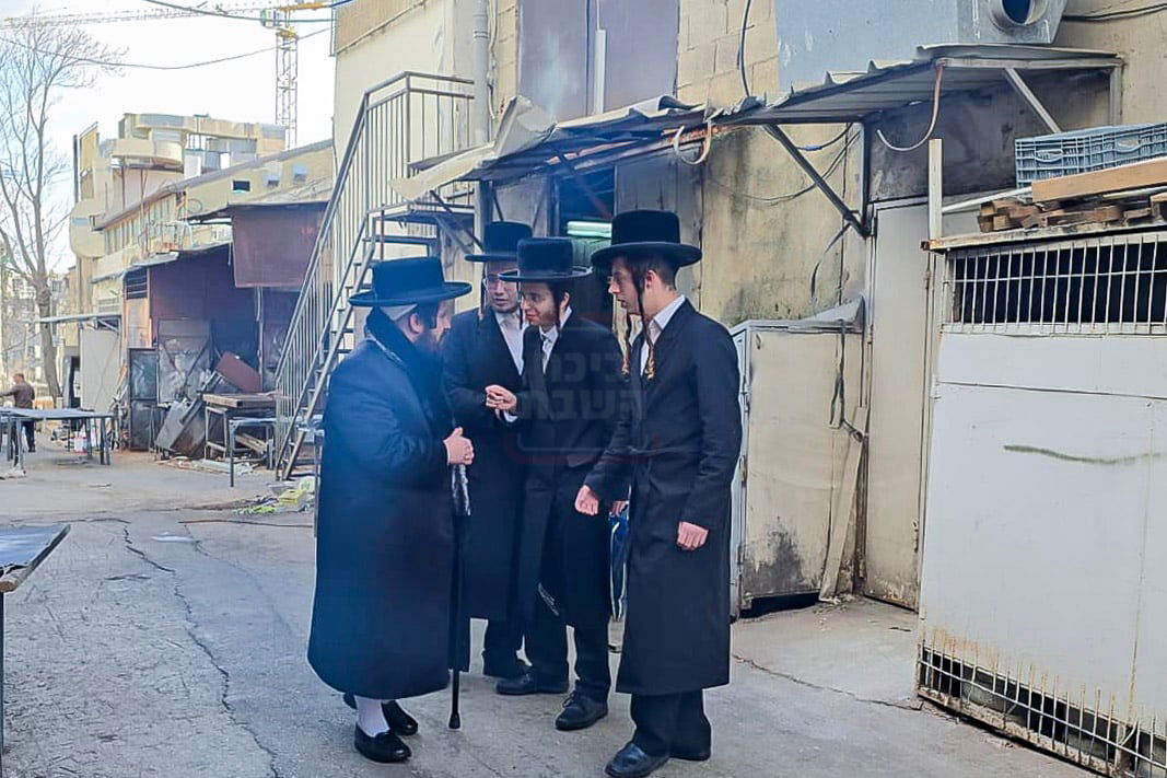 הרבי מקרעטשניף כפר אתא בדרכו לביקור בארה"ב