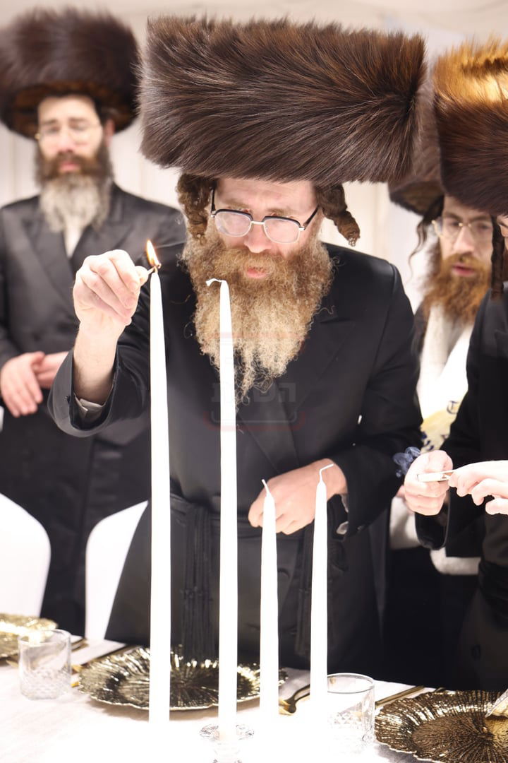 האדמו"ר מאמונת ישראל בהדלקת נרות שבת