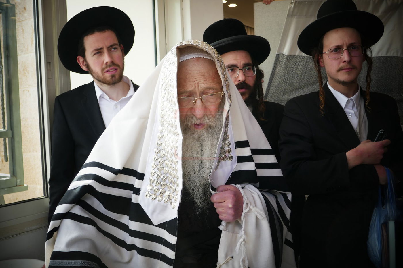 האדמו"ר מנדבורנה צפת אצל הגרי"מ שכטר