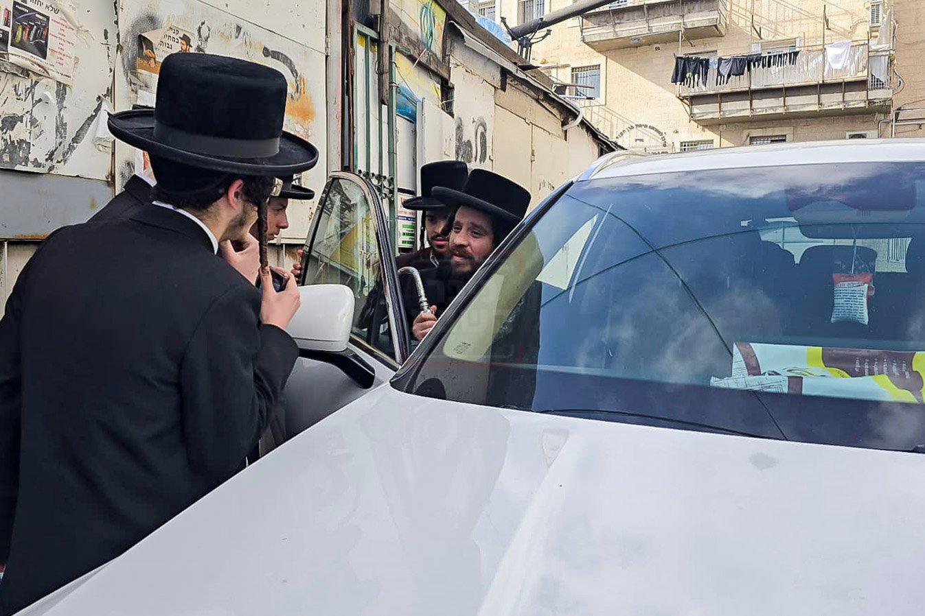 הרבי מקרעטשניף כפר אתא בדרכו לביקור בארה"ב