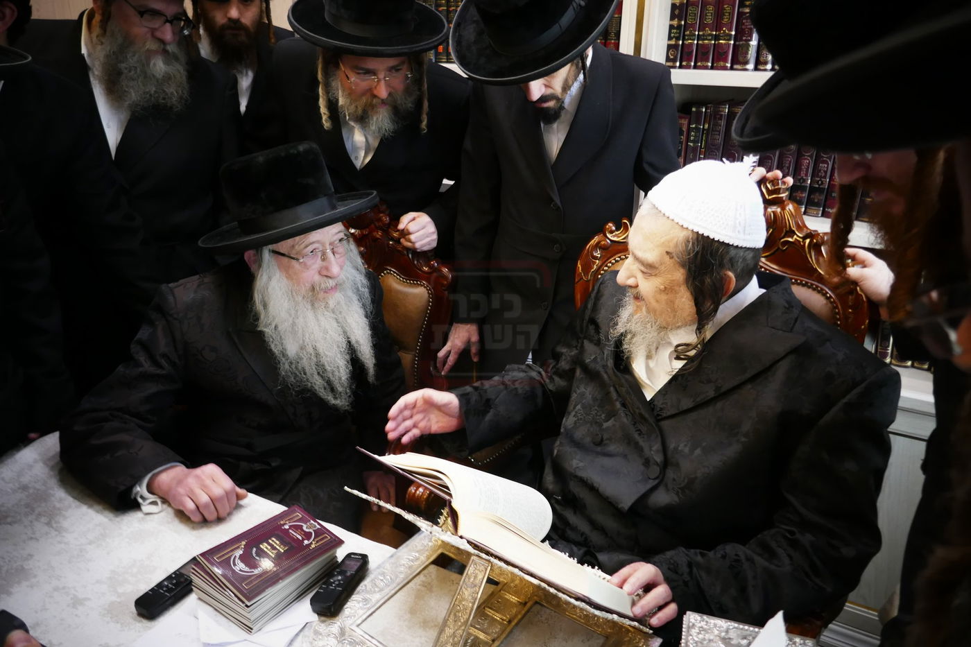 האדמו"ר מנדבורנה צפת אצל הגרי"מ שכטר