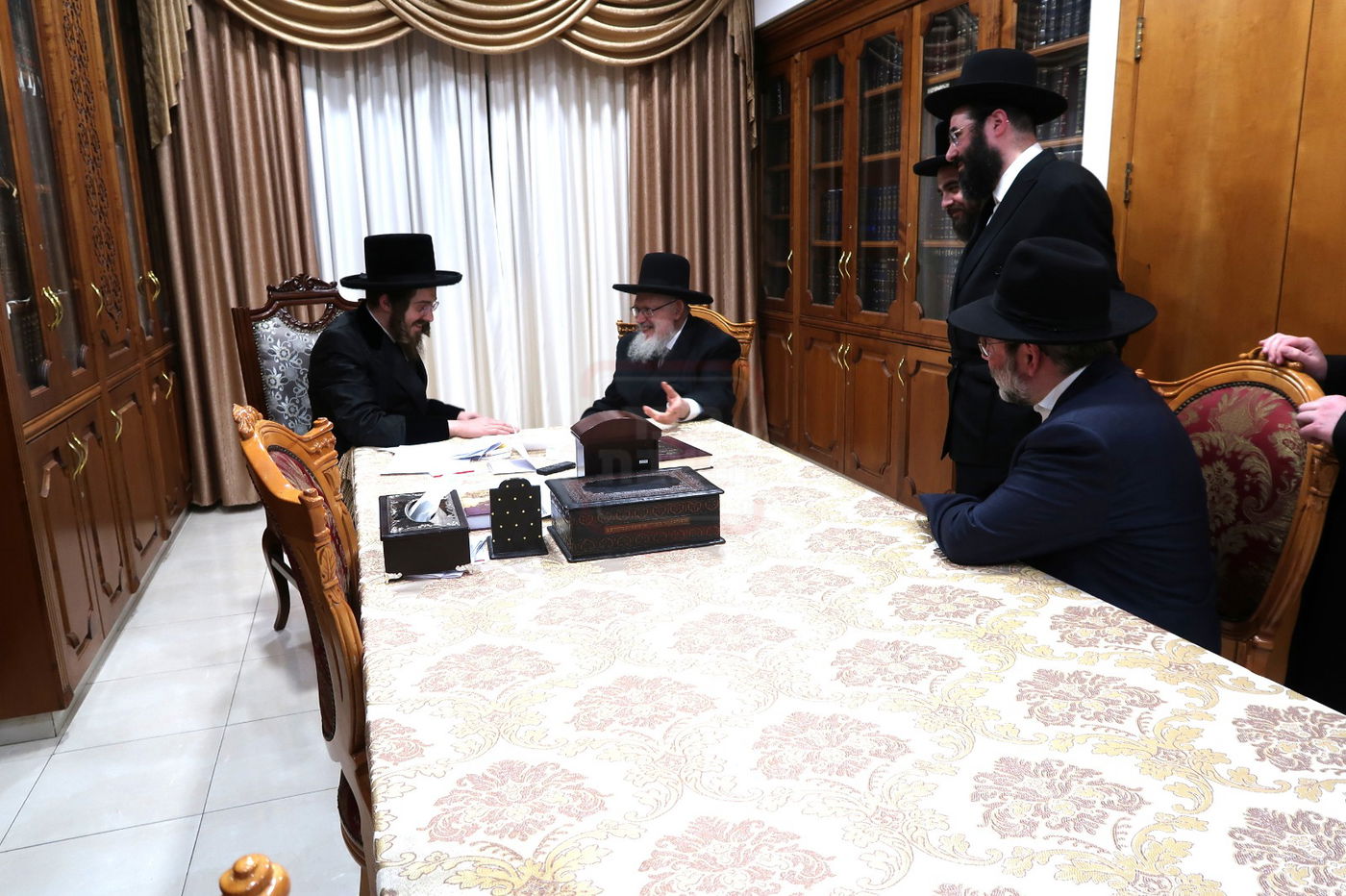 הגאון רבי מרדכי יוסף קורנווסקי בביקור אצל האדמו"ר מסאדיגורה