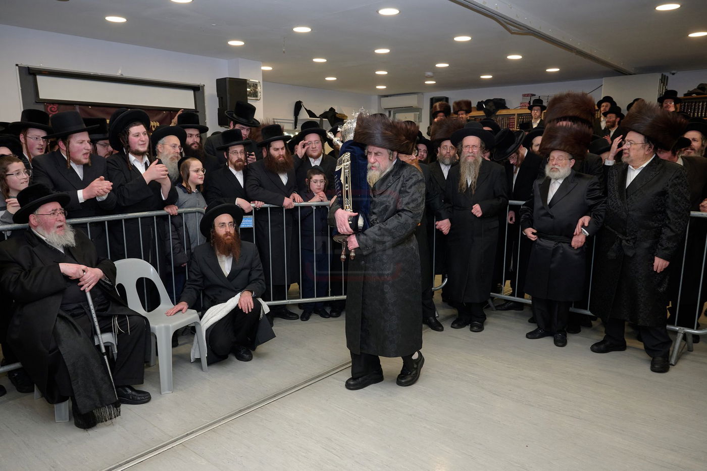 האדמו"ר מרחמסטריווקא בהכנסת ס"ת בלונדון