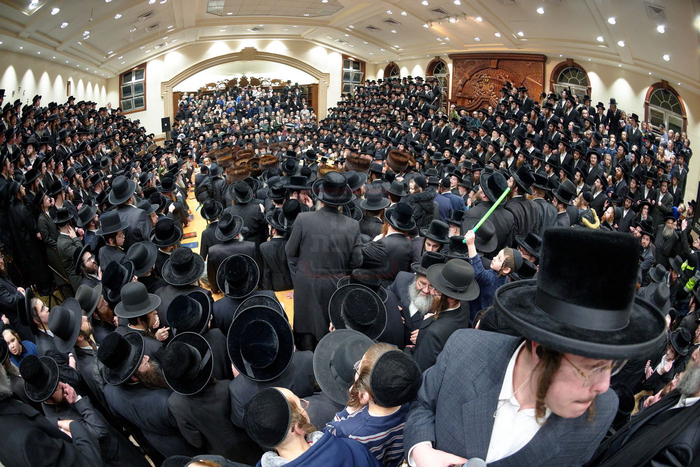 האדמו"ר מרחמסטריווקא בהכנסת ס"ת בלונדון