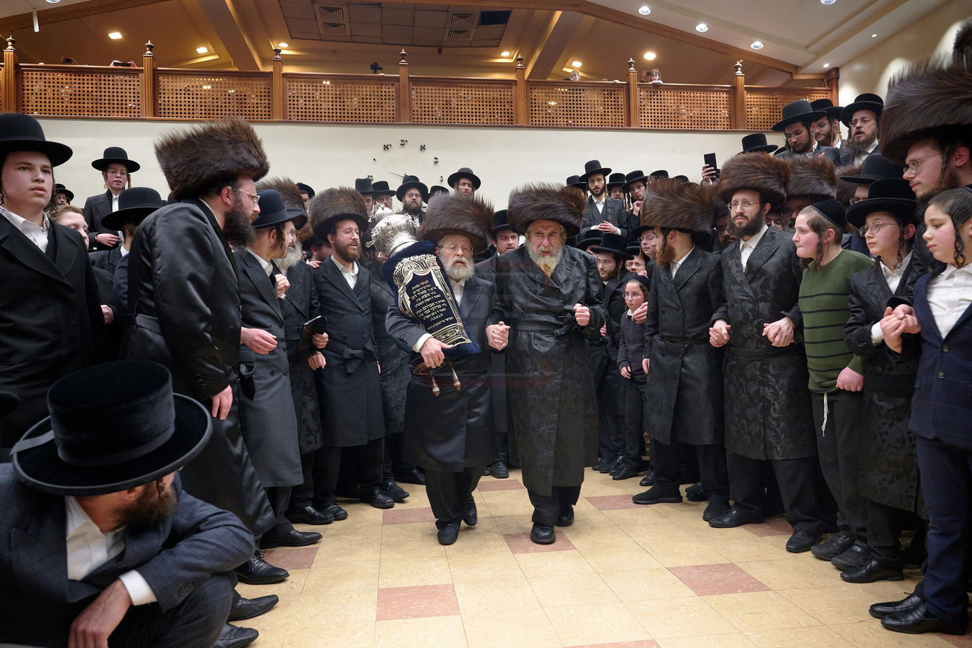 האדמו"ר מרחמסטריווקא בהכנסת ס"ת בלונדון