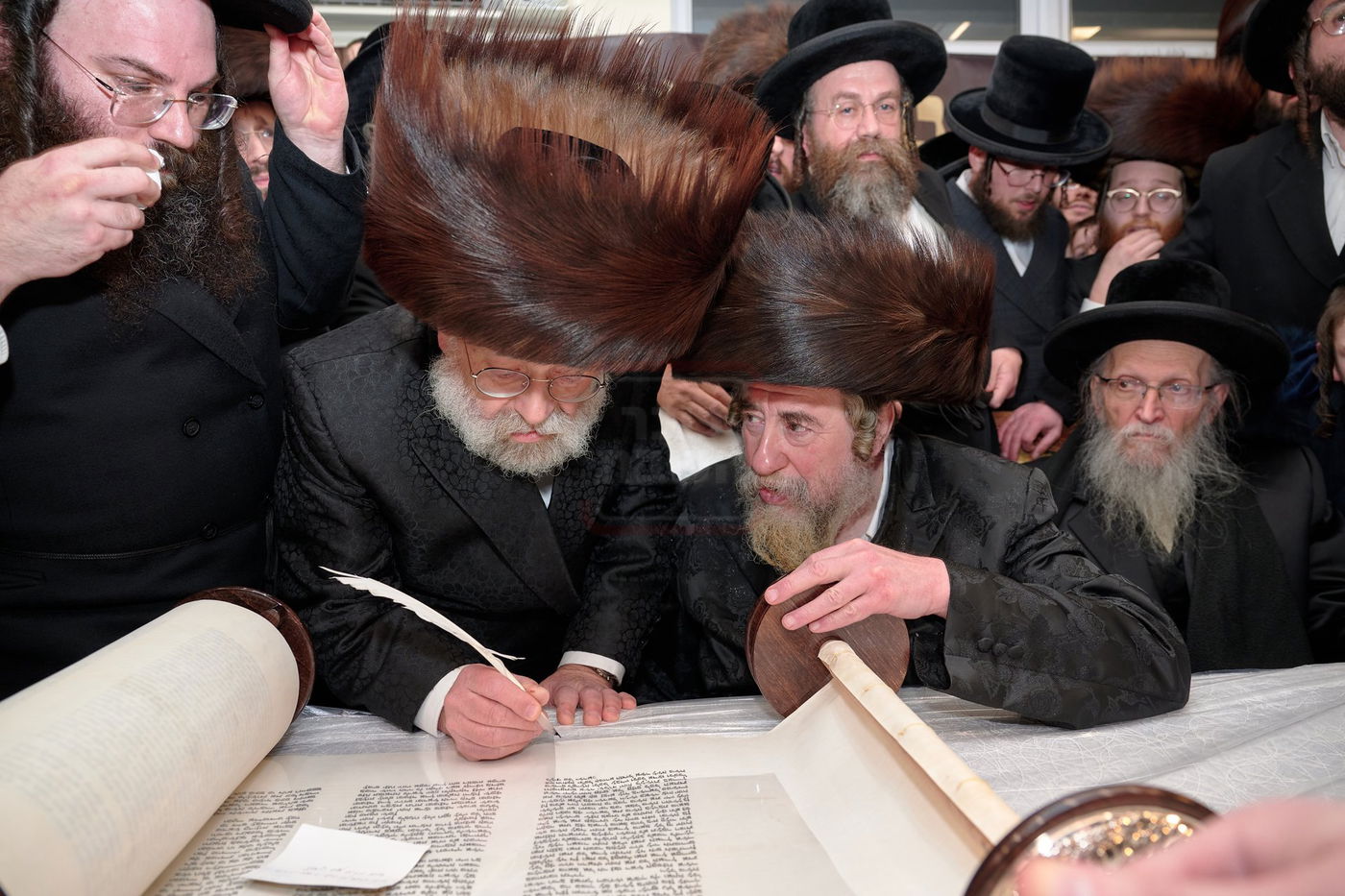 האדמו"ר מרחמסטריווקא בהכנסת ס"ת בלונדון