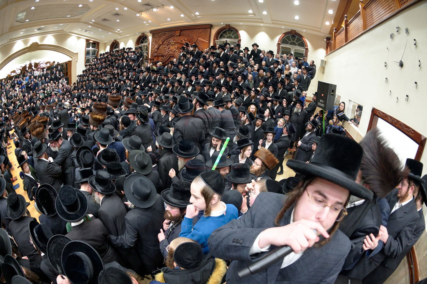 האדמו"ר מרחמסטריווקא בהכנסת ס"ת בלונדון