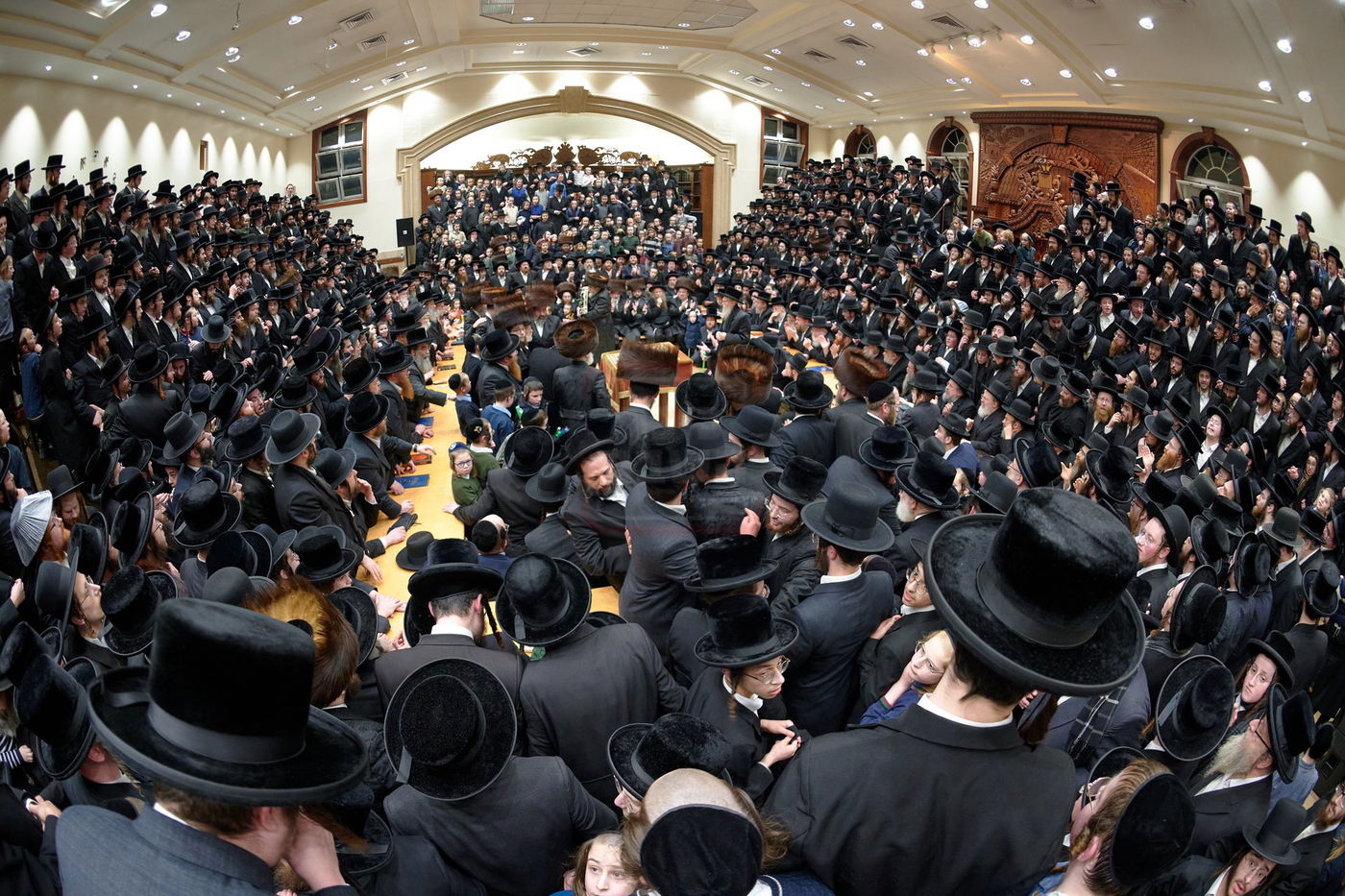 האדמו"ר מרחמסטריווקא בהכנסת ס"ת בלונדון