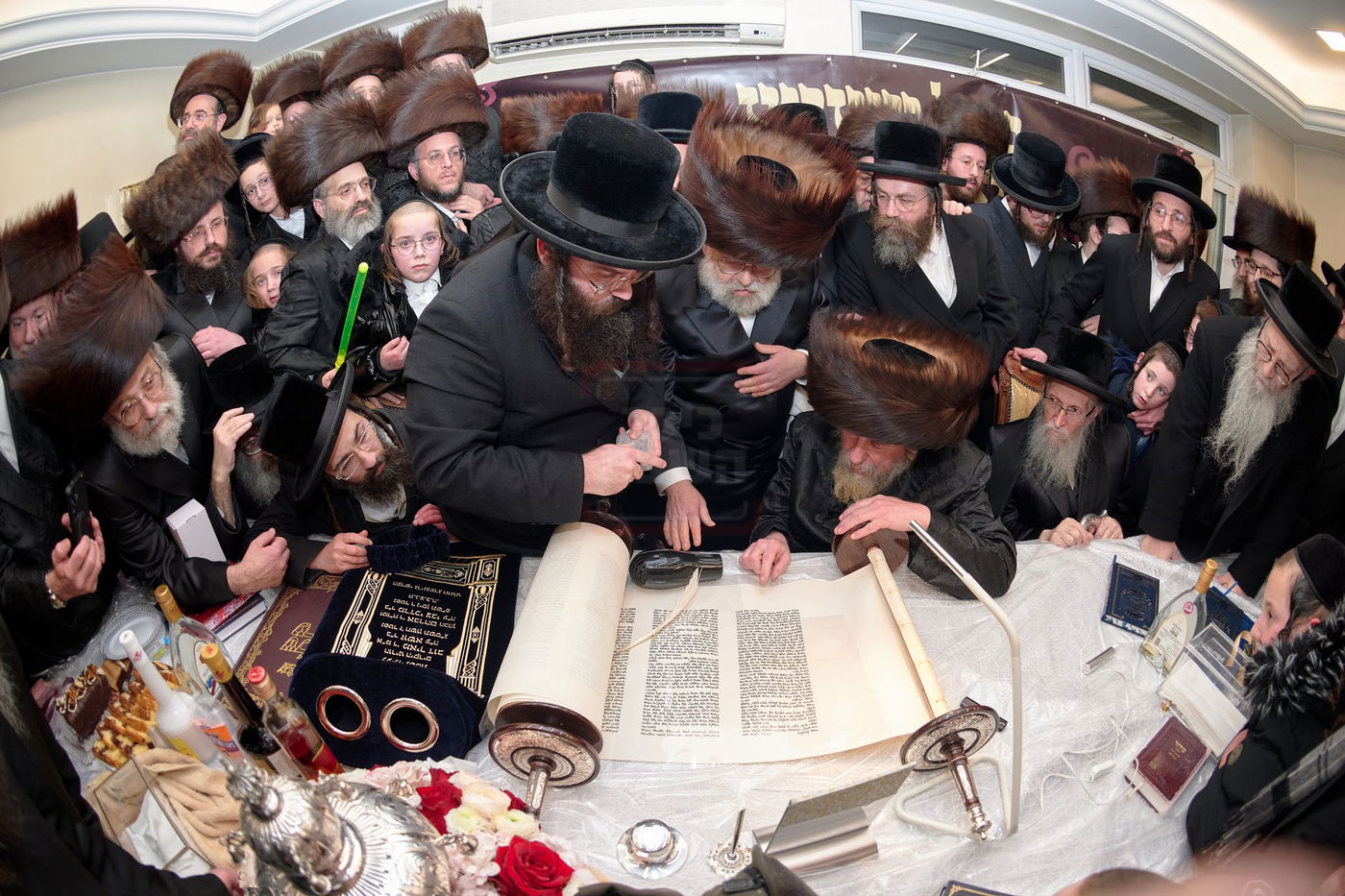 האדמו"ר מרחמסטריווקא בהכנסת ס"ת בלונדון