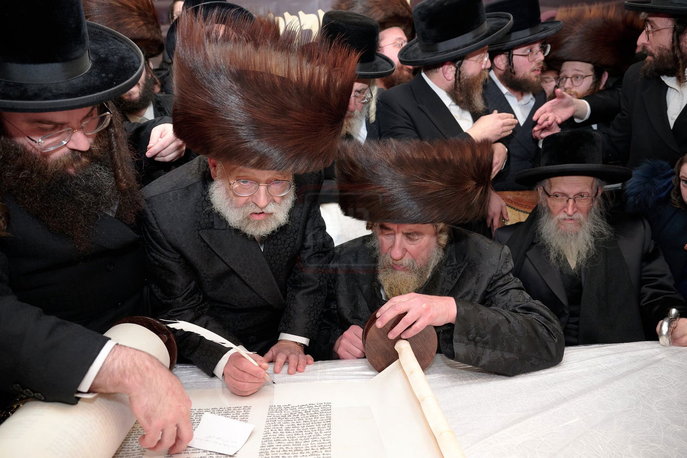 האדמו"ר מרחמסטריווקא בהכנסת ס"ת בלונדון