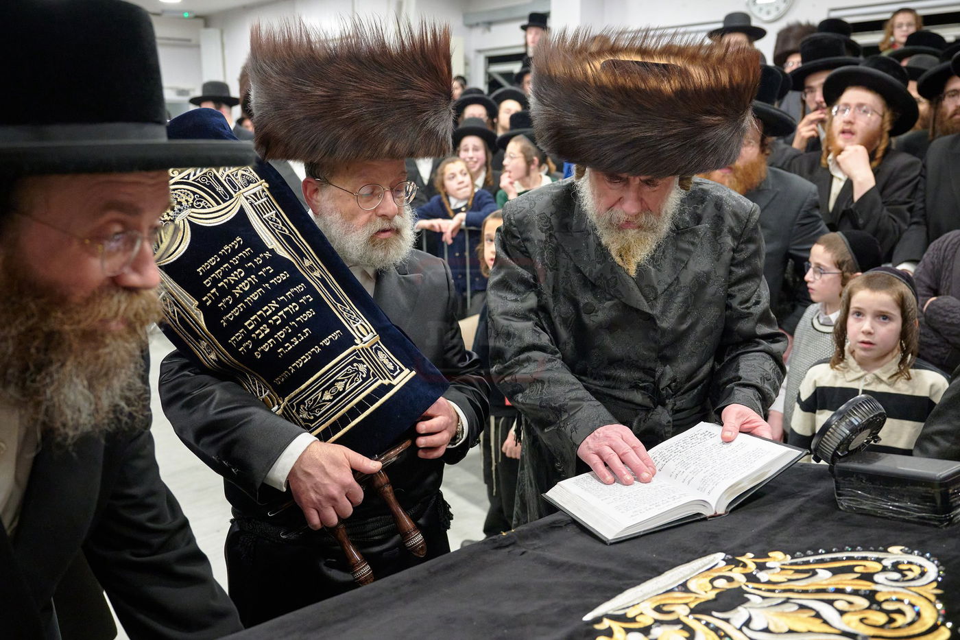 האדמו"ר מרחמסטריווקא בהכנסת ס"ת בלונדון