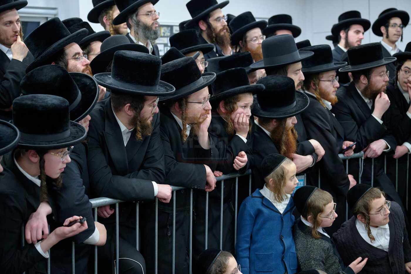 האדמו"ר מרחמסטריווקא בהכנסת ס"ת בלונדון