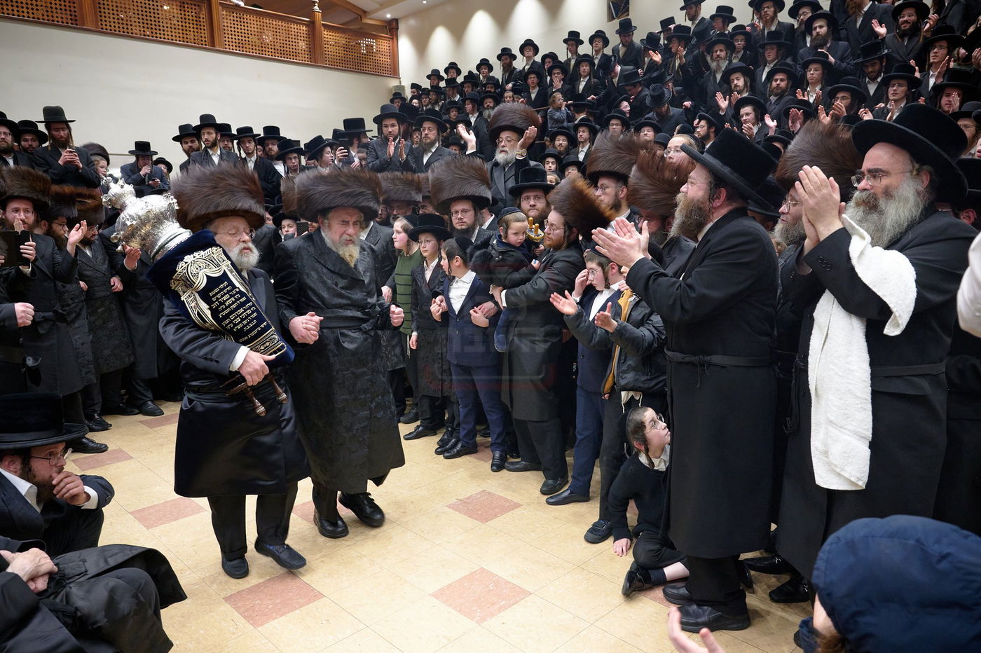 האדמו"ר מרחמסטריווקא בהכנסת ס"ת בלונדון