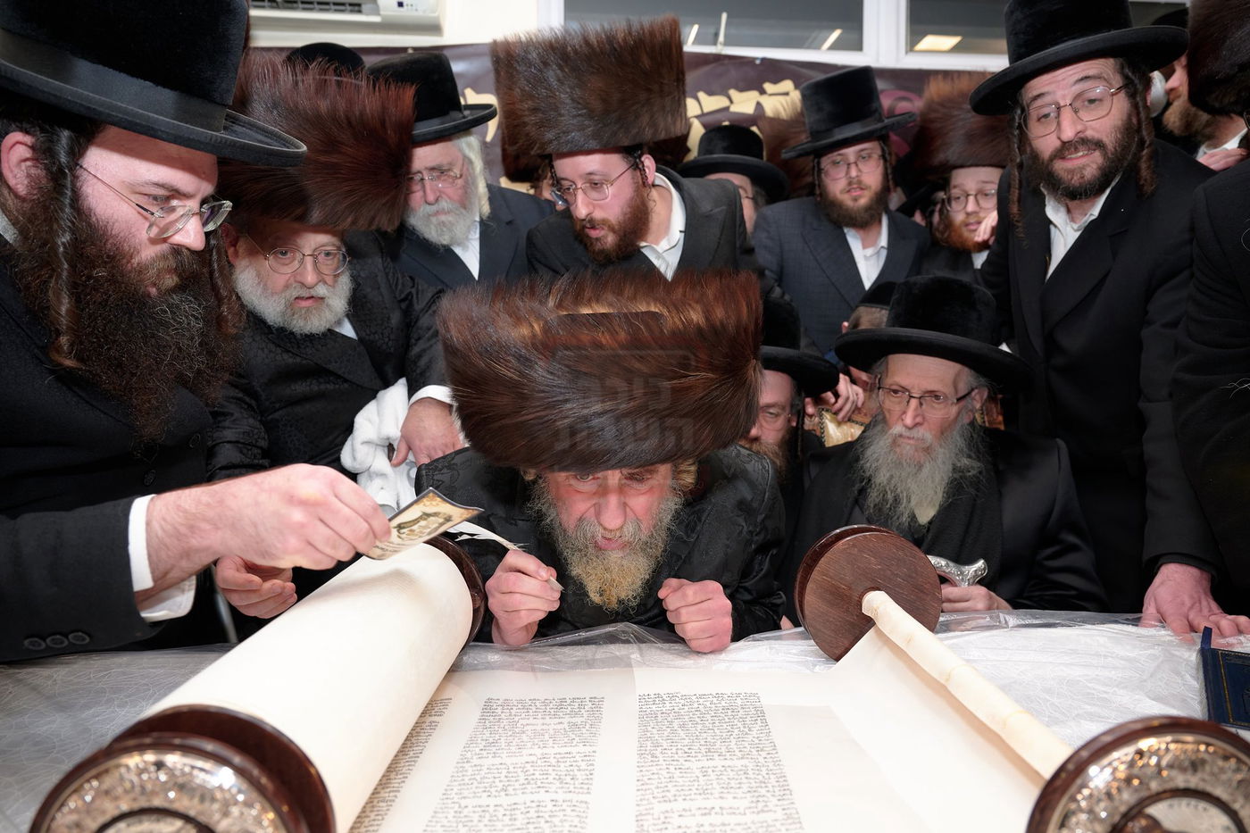 האדמו"ר מרחמסטריווקא בהכנסת ס"ת בלונדון